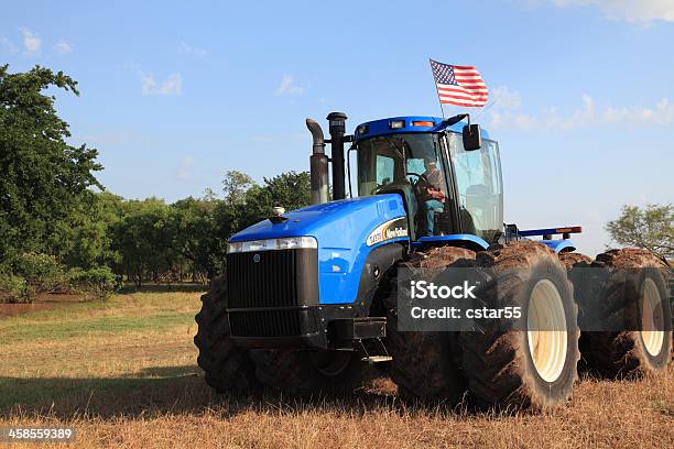 Foto de Agricultor Dirigindo Um Caminhão Com Bandeira Americana e mais fotos de stock de Bandeira Norte-Americana