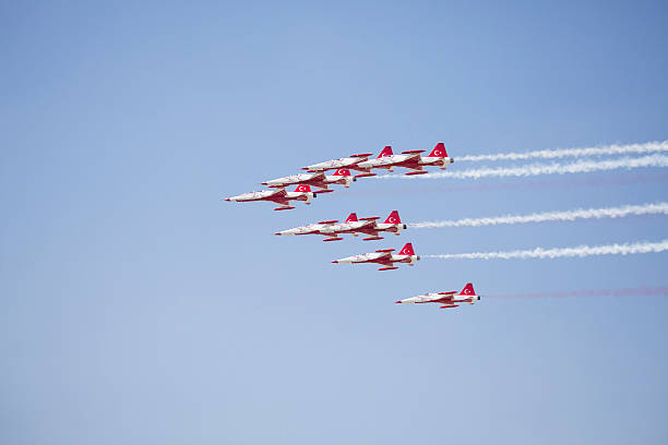 形成ジュラルミンのトルコの星 - flying air vehicle performance airshow ストックフォトと画像