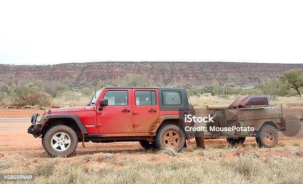 Rojo Jeep Un Cuidador Y Remolques Mereenie Loop Territorio Septentrional Foto de stock y más banco de imágenes de Vehículo de todo terreno