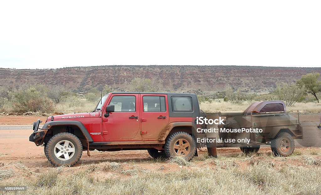 Rosso Jeep Wrangler e rimorchio Mereenie Loop, Northern Territory - Foto stock royalty-free di Fuoristrada