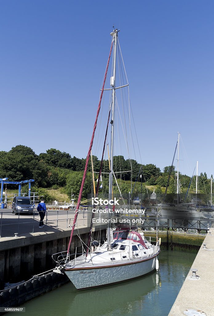 Yacht dans la serrure Shotley Marina - Photo de Activité libre de droits