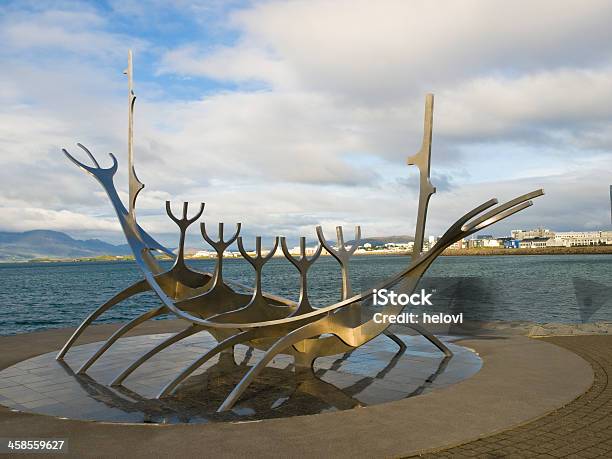 Viking Ship Reykjavik Foto de stock y más banco de imágenes de Agua - Agua, Arquitectura exterior, Asentamiento humano