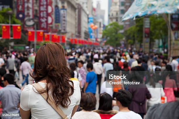 Menina Chinesa Em Pé Na Frente De Uma Multidão Xangai China - Fotografias de stock e mais imagens de Abundância