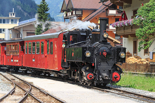 train à vapeur entrer zell am ziller station de zillertal, en autriche - ziller photos et images de collection