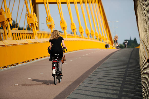 kuvapankkikuvat ja rojaltivapaat kuvat aiheesta tyttö pyöräilemässä hogeweidebrugissa utrechtissa - shopping street in utrecht netherlands