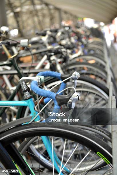 Estacionamiento De Bicicletas Foto de stock y más banco de imágenes de Andar en bicicleta - Andar en bicicleta, Aparcamiento, Aparcamiento de bicicletas