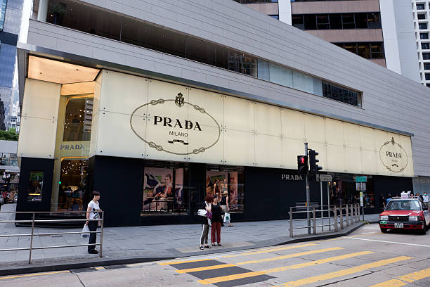 prada magasin phare - clothing store store prada outdoors photos et images de collection