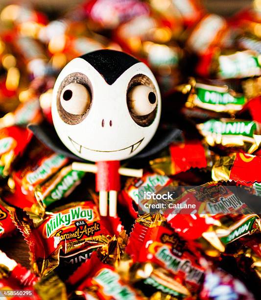 Halloween Süßes Oder Saureshalloweenspruch Candy Mit Draculadekoration Stockfoto und mehr Bilder von Bühnenkostüm