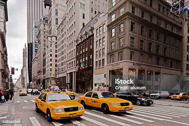 Foto de Quinta Avenida Na Cidade De Nova York e mais fotos de stock de A caminho - A caminho, Centro de Manhattan, Cidade