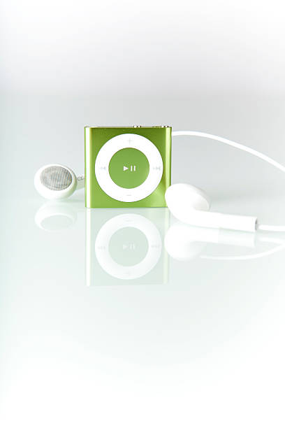 apple ipod shuffle de cuarta generación - ipod shuffle fotografías e imágenes de stock