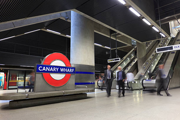 gare de canary wharf - canary wharf railway station photos et images de collection