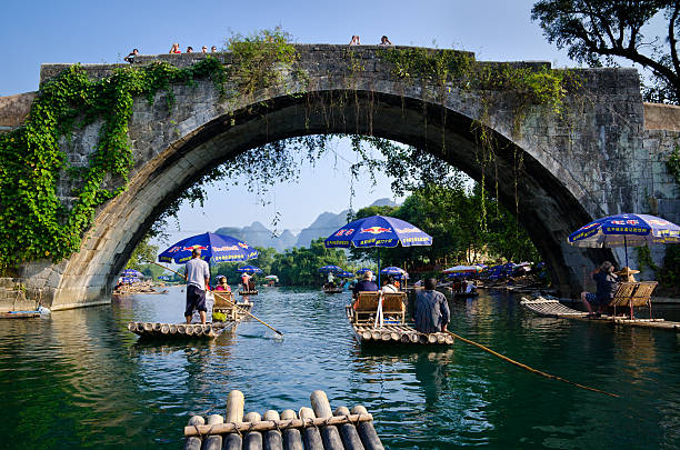 fiume yulong, cina - bridge beauty in nature travel destinations yangshuo foto e immagini stock