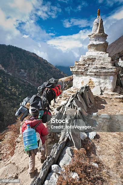 Nepal Sherpa Jazda Yaks Ostatnich Mnich Stupa W Himalajach Mountain Trail - zdjęcia stockowe i więcej obrazów Azja