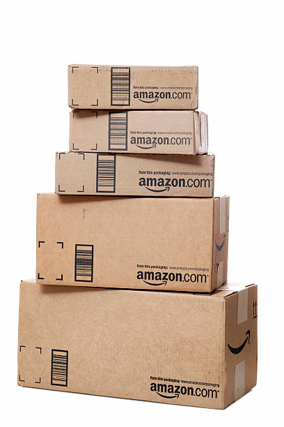 Pilha de Amazon.com pacotes - foto de acervo