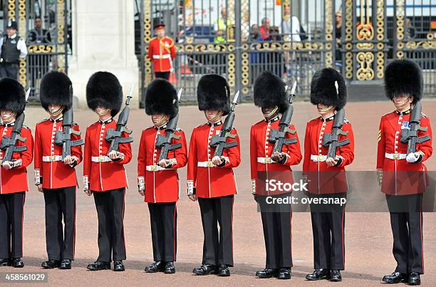 Guardas Britânicas Em Bearskins - Fotografias de stock e mais imagens de Agente de segurança - Agente de segurança, Baioneta, Capitais internacionais