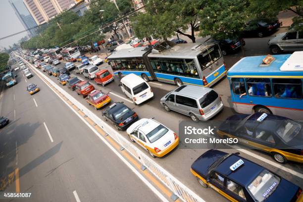 Foto de Beijing Tráfego De Rua Da Cidade Carros E Geleia e mais fotos de stock de Acima - Acima, Avenida, Brilhante - Luminosidade