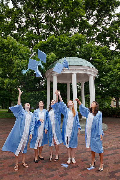 pięć unc starsze studentów trenować tradycyjnych cap wyrzucić - university of north carolina zdjęcia i obrazy z banku zdjęć