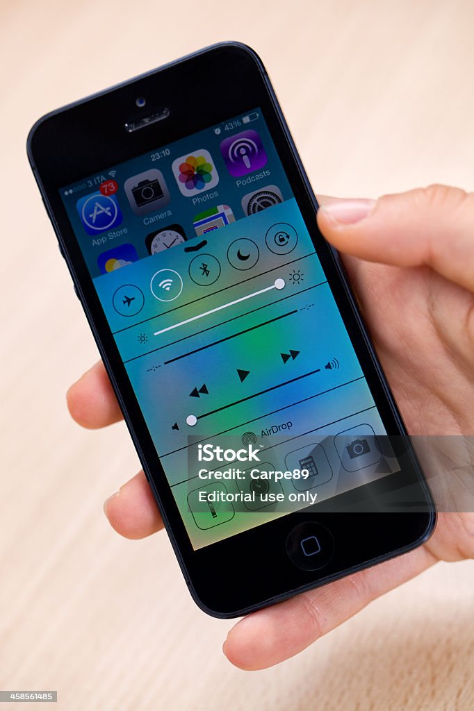 Novo iPhone 5 e iOS 7 no preto - Royalty-free Aplicação móvel Foto de stock
