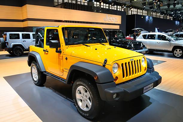 jeep 1 tratador - editorial sports utility vehicle car jeep imagens e fotografias de stock