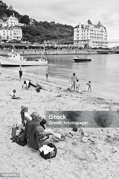 Turistas Famílias Relaxante Na Praia Ao Lado Costeira - Fotografias de stock e mais imagens de Balde e Pá