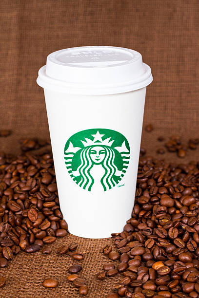 starbucks-kaffee zum mitnehmen-cup und bohnen - starbucks coffee bean editorial stock-fotos und bilder