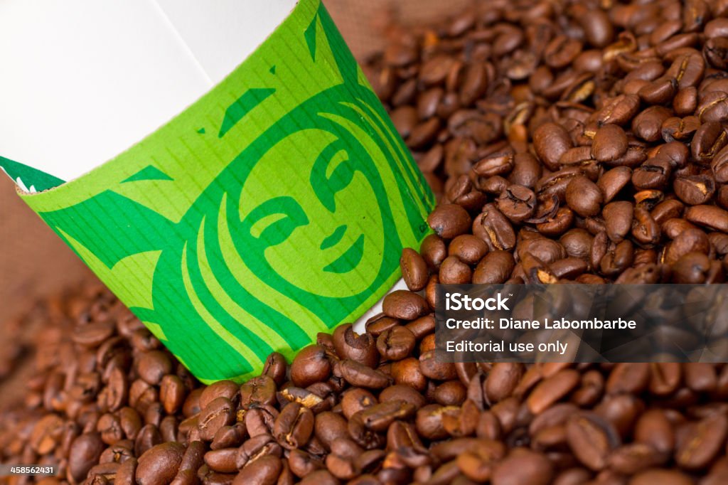 Starbucks asporto tazza di caffè con fagioli - Foto stock royalty-free di Bicchiere di carta