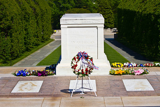 túmulo do soldado desconhecido cemitério nacional de arlington, em washington, d.c. - arlington virginia arlington national cemetery veteran cemetery imagens e fotografias de stock