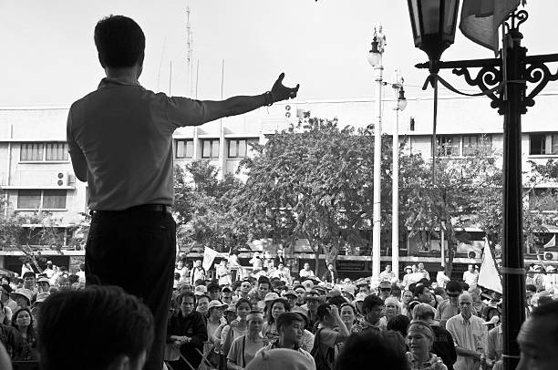 udd protesto em bangcoc, tailândia - protest editorial people travel locations - fotografias e filmes do acervo