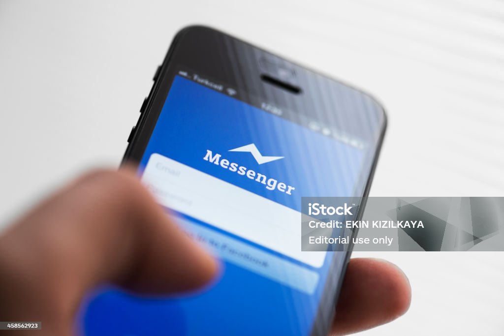 Facebook messenger 등의 앱을 Apple iPhone 5 - 로열티 프리 Apple Computers 스톡 사진