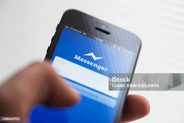 Mensagens Do Facebook App No Iphone 5 Da Apple - Fotografias de stock e mais imagens de Apple Computers - Apple Computers, Azul, Comunicação