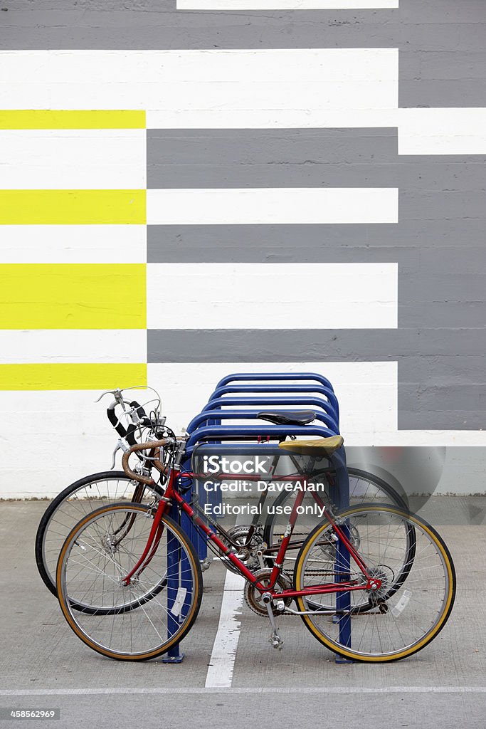 Bicicleta bastidor de la bicicleta - Foto de stock de Percha para bicicletas libre de derechos