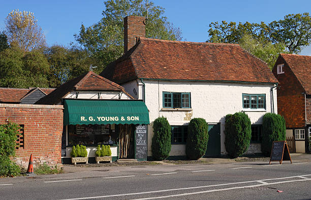 compras en chiddingfold. surrey. inglaterra - surrey southeast england england cottage fotografías e imágenes de stock