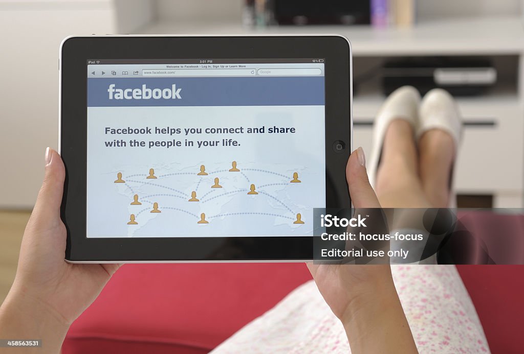 Facebook en el iPad tableta digital - Foto de stock de .com libre de derechos