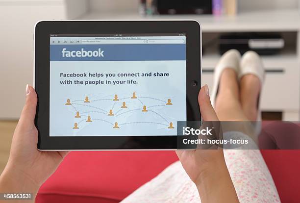 Facebook Ipad でデジタルタブレット - .comのストックフォトや画像を多数ご用意 - .com, iPad, くつろぐ