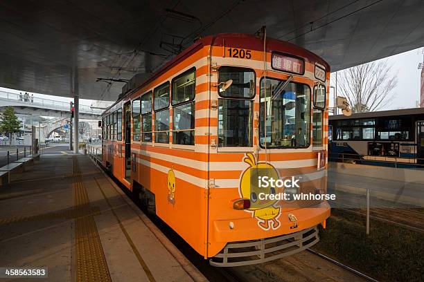 Kumamoto Tranvía En La Ciudad De Japón Foto de stock y más banco de imágenes de Aire libre - Aire libre, Arquitectura exterior, Calle