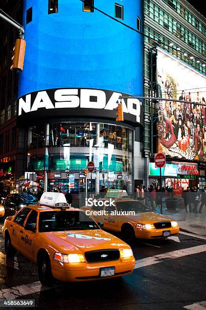 Times Square De Nova York City - Fotografias de stock e mais imagens de NASDAQ - NASDAQ, Sinal, A caminho