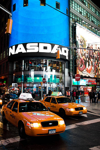 таймс-сквер нью-йорк - nasdaq times square editorial new york city стоковые фото и изображения