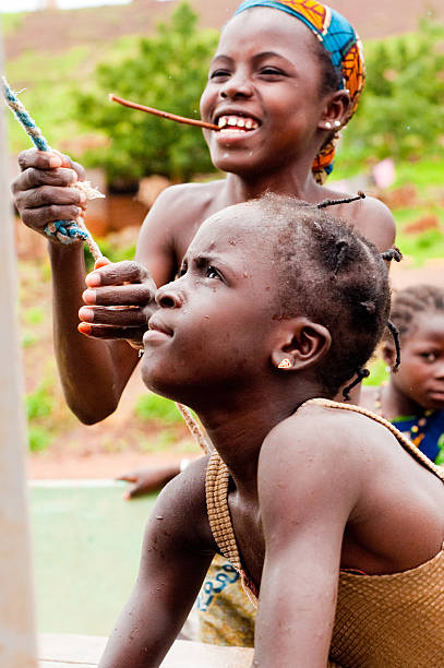 agua como un juego divertido - baby child poverty water fotografías e imágenes de stock