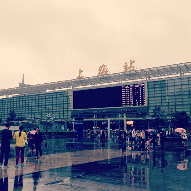 bahnhof shanghai - editorial iphone train city stock-fotos und bilder