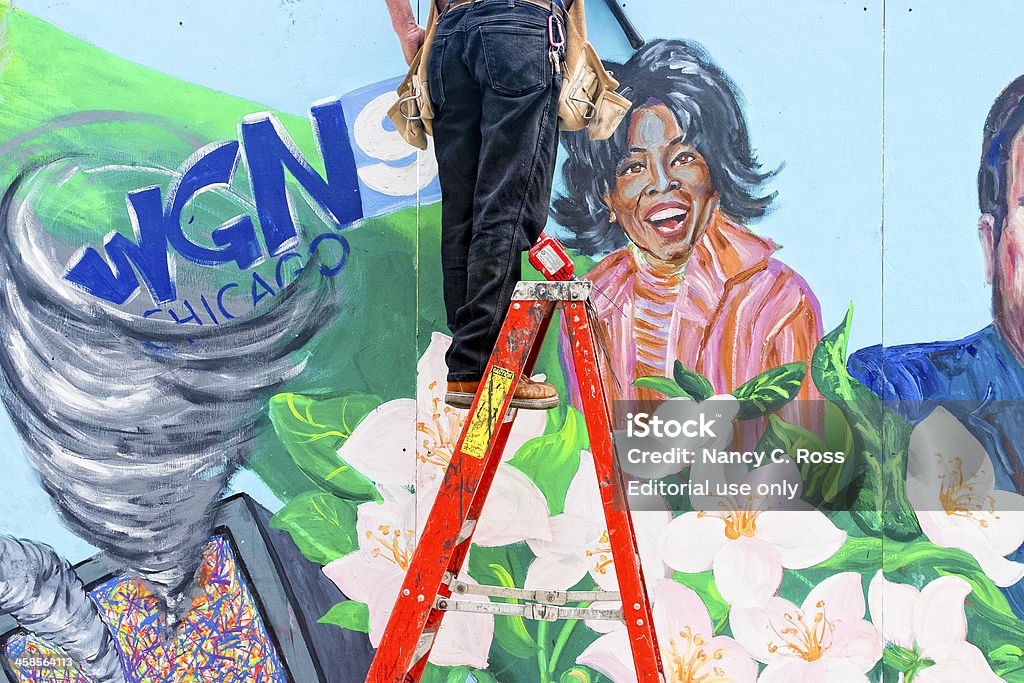 Workman en escalera, Mural de Oprah Winfrey - Foto de stock de Chicago - Illinois libre de derechos