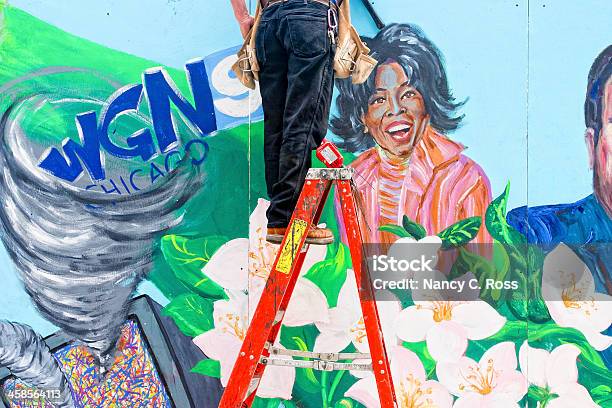 Workman En Escalera Mural De Oprah Winfrey Foto de stock y más banco de imágenes de Chicago - Illinois - Chicago - Illinois, Mural, Oprah Winfrey