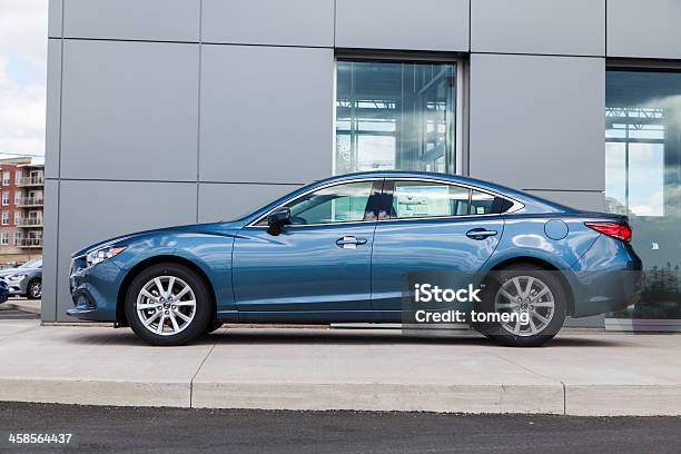 Mazda 6 Di Fronte Alla Concessionaria - Fotografie stock e altre immagini di 2014 - 2014, Ambientazione esterna, Città