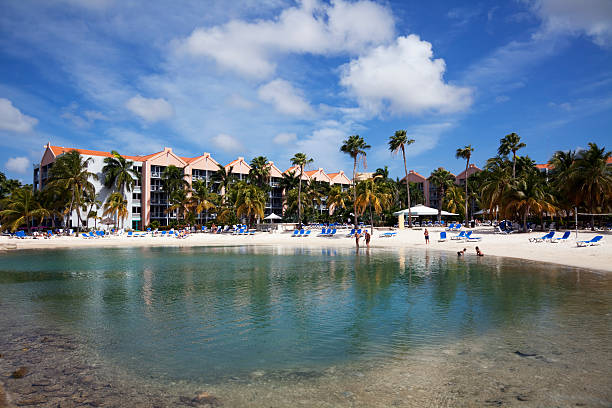 プール付きのアパートメント - tourist resort apartment swimming pool caribbean ストックフォトと画像