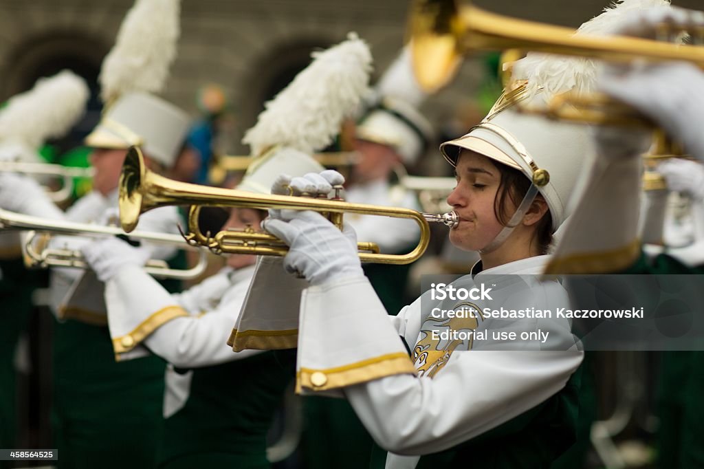 Felice femmina tromba giocatore con gli occhi chiusi - Foto stock royalty-free di 16-17 anni