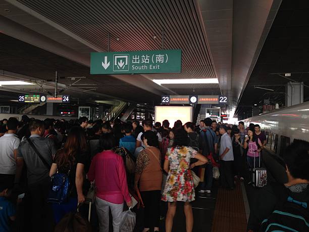china crh trenes - editorial iphone train city fotografías e imágenes de stock