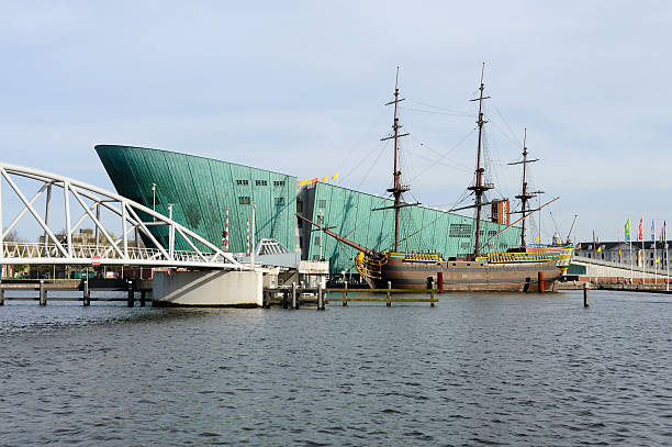 museo nemo con una réplica del barco voc la amsterdam - nemo museum fotografías e imágenes de stock
