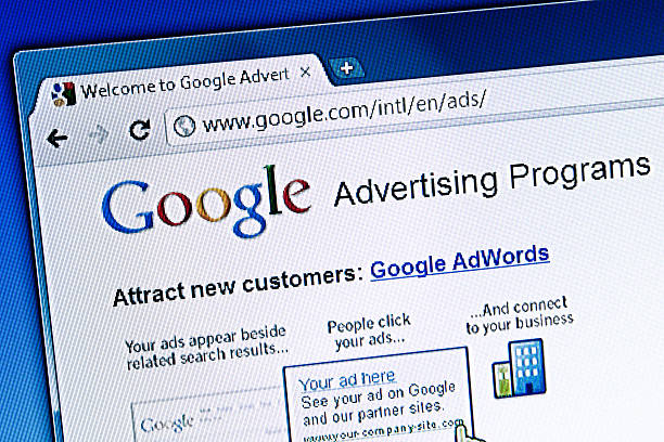 propaganda no google programas, detalhe na tela lcd - google advertising - fotografias e filmes do acervo