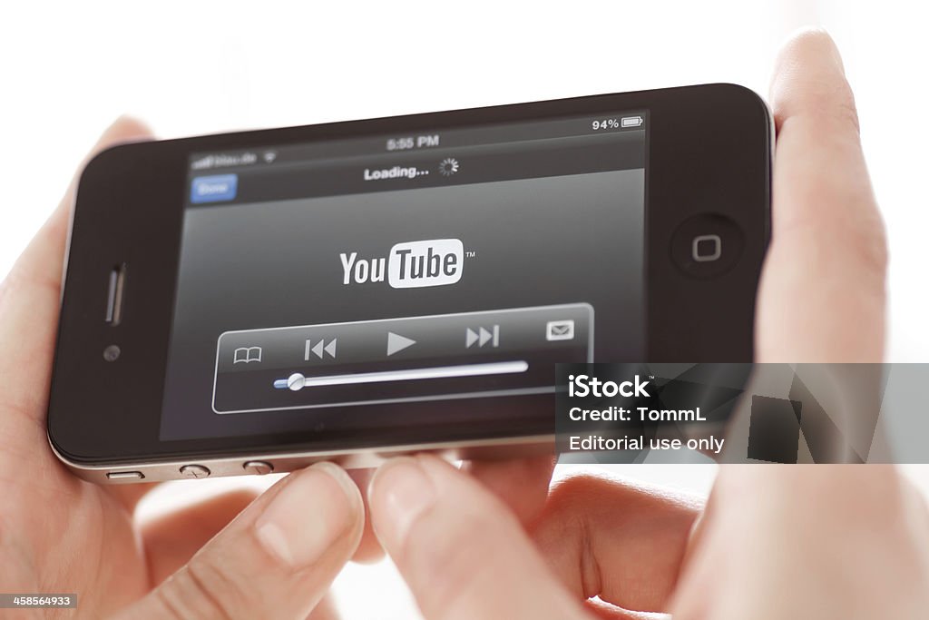 Bei Youtube Video auf Iphone 4 - Lizenzfrei YouTube Stock-Foto