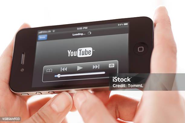 Bei Youtube Video Auf Iphone 4 Stockfoto und mehr Bilder von YouTube - YouTube, Kinofilm, Menschliche Hand