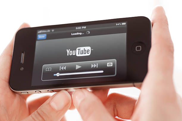 regarder la vidéo youtube sur iphone 4 - video iphone youtube mobile phone photos et images de collection